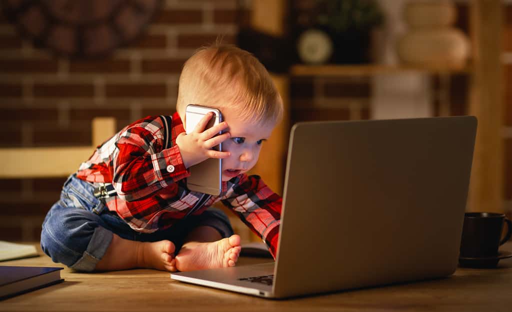 Aux États-Unis, les moins de deux ans passent 42 minutes par jour devant un écran (tablette, smartphone, ordinateur, télévision…). © JenkoAtaman, Adobe Stock